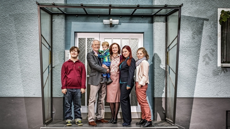 Familie Ziegler/Beimer: Martin Ziegler (Jan Grünig), Hans Beimer (Joachim H. Luger), Emil Beimer (Vincent), Anna Ziegler (Irene Fischer), Sarah Ziegler (Julia Stark) und Sophie Ziegler (Dominique Kusche).