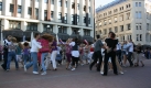 Man kann sich natürlich auch einfach so zumTanzen verabreden, ganz ohne Moonwalk. Geschehen beispielsweise inRiga. (Foto unter dieser CC-Lizenz: http://creativecommons.org/licenses/by/2.0/deed.de) Foto: flickr/aigarius