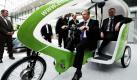 Berlins Regierender Bürgermeister Klaus Wowereit (SPD, vorne) und Berlins Wirtschaftssenator Harald Wolf (Die Linke) sitzen in Berlin in einem Elektromobil. Sie stellten gemeinsam das Berliner Konzept für Elektro-Mobilität mit dem Namen E-Mobility vor. Foto: dpa