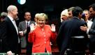 Bundeskanzlerin Angela Merkel gestikuliert im Gespräch mit dem schwedischen Premierminister Fredrik Reinfeldt (links) während eines EU-Treffens in Brüssel. Bei dem Gespräch im Vorfeld des EU-Gipfels wurde vor allem über die europäische Schuldenkrise beraten. Foto: ap