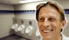 Als ehemaliger Kokain-Konsument könnte Christoph Daum seinen Strafdienst in einer Drogenberatungsstelle verrichten und dort beispielsweise die Toiletten putzen. Foto: news.de/dpa (Montage)