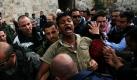 Israelische Polizisten nehmen einen palästinensischen Demonstranten in Jerusalem fest. Nach israelischen Angaben wurden neun Männer verhaftet, die an einer nicht angemeldeten Demonstration teilnahmen. Foto: ap