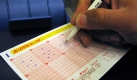 Ein Tipper fuellt am Mittwoch, 16. September 2009, in einer Lottoannahmestelle einen Tippzettel fuer den neuesten Jackpot von 23 Millionen Euro bei der Mittwochsziehung aus. Am Wochenende konnte wieder kein Tipper den Jackpot knacken. Foto: ap