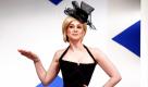 Sängerin Kellie Pickler präsentiert bei der 8. Dressed to Kilt Wohltätigkeitsmodenschau in New York den letzten Schrei in Sachen Schottenrock. Foto: ap