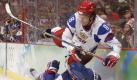 Spektakulärer Check: Russlands Superstar Alexander Ovechkin (oben) kollidiert mit dem Slowaken Lubos Bartecko. Seinem Team gelingt die erste richtig dicke Überraschung des Turniers. Die Slowakei schlägt die Russen mit 2:1 nach Penaltyschießen. Foto: ap
