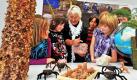Gemeinsam mit Museumspädagogin Hannelore Thuß erkunden Kinder einer Grundschulklasse im Naturkundemuseum Chemnitz den Urwald vor 290 Millionen Jahren. Bis zum 6. November entsteht hier unter fachkundiger Anleitung durch Kinderhand eine Ausstellung zur Erdgeschichte. Foto: dpa