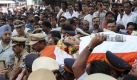 Bei der blutigen Anschlagsserie kommt auch der Chef der Anti-Terror-Einheit, Hemant Karkare, ums Leben. Tausende erweisen ihm bei einer Prozession durch Mumbai die letzte Ehre. Foto: dpa