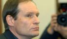 Der als Kannibale von Rotenburg bekannt gewordene Angeklagte Armin Meiwes sitzt am Freitag (30.01.2004) vor der Urteilsverkündung im Kasseler Landgericht und wird fotografiert. Er wurde wegen Totschlags zu einer Haftstrafe von 8 Jahren und 6 Monaten verurteilt. Er hatte zu Prozessauftakt im vergangenen Dezember gestanden, einen Berliner Ingenieur zerstückelt, getötet und teilweise gegessen zu haben. Foto: dapd