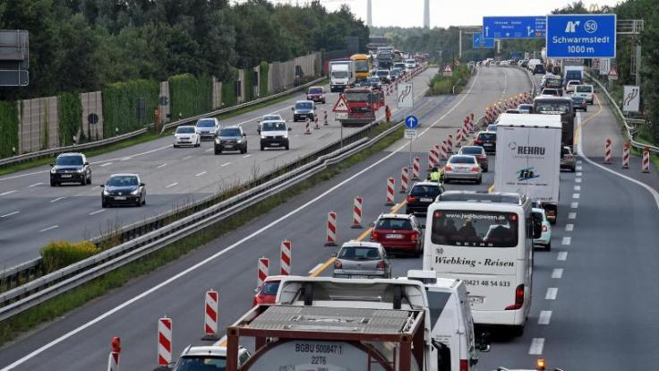 Baustellen können auch an den kommenden Tagen auf einigen Autobahnabschnitten den Verkehr behindern. Ansonsten haben Autofahrer in Deutschland aber voraussichtlich freie Fahrt.