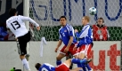 Kraftvoll: Ballack ballert den Ball in der 4. Minute von der Strafraumgrenze zum 1:0 ins Tor.
 Foto: dpa