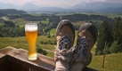 Wer sich eine Blase gelaufen hat, kann eine kurze Pause einlegen und sich mit Klebeband und Hirschtalg helfen lassen. (Bild: dpa) Foto: dpa