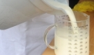 8_Bäuerin Dagmar Zelder füllt am Dienstag (03.06.2008) frische Milch in einen Messbecher. Auf dem Helenenhof in Wittlich verschenkt Milchbauer Manfred Zelder aus Protest gegen die geringen Milchpreise und zur Unterstützung des anhaltenden Milchlieferboykotts an diesem Tag etwa 3000 Liter an alle, die mit Gefäßen auf dem Hof erscheinen. Foto: Harald Tittel dpa/lrs +++(c) dpa - Bildfunk+++  Foto: dpa