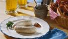 Die Bayern sind die Kaloriensünder schlechthin. Zu Weihnachten gibt es Weißwürste mit süßem Senf, XXL-Brezeln und Hefeweizen. Mit fast 1000 Kalorien pro Portion sind die Süddeutschen mit ihrem Festtagsschmaus einsame Spitzenreiter. Foto: dpa