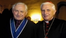 ARCHIV - Der frühere Regensburger Domkapellmeister Georg Ratzinger (l) steht im oberpfälzischen Regensburg neben seinem Bruder, dem damaligen römischen Kardinaldekan Joseph Ratzinger und heutigen Papst Benedikt XVI. (Archivfoto vom 15.01.2007). Am 19. April ist der Jahrestag der Papstwahl. Foto: Armin Weigel dpa (zu dpa-Serie 'Deutsche Geschichte - Deutsche Geschichten' vom 17.04.) +++(c) dpa - Bildfunk+++  Foto: dpa