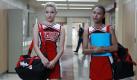 Quinn und Santana Lopez (Naya Rivera) legen großen Wert auf ihr Äußeres, ihren Erfolg im Chearleaderteam und auf die Achtung ihrer Mitschüler. Foto: Fox Broadcasting Co