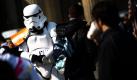 Ein Mann in einem Stormtrooper-Kostüm aus dem Film Star Wars lässt sich in Berlin bei strahlendem Sonnenschein für ein wenig Geld von Touristen fotografieren. Foto: dpa