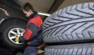 Reifenhändler befürchten nach dem Verkaufsboom bei Kleinwagen in den vergangenen Monaten Engpässe bei Winterreifen. Foto: dpa
