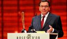 Der ehemalige deutsche Bundeskanzler Gerhard Schröder verleiht bei der Veranstaltung zum Rose d'Or Award im schweizerischen Luzern die Goldene Rose für das beste sozial engagierte Unterhaltungsprogramm. Das Festival ehrt zum fünfzigsten Mal Fernsehproduktionen auf der ganzen Welt. Foto: ap
