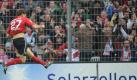 Freiburgs Stürmer Stefan Reisinger glich noch vor dem Pausentee aus (43.). In der 69. Minute legte dann Papiss Demba Cissé zum entscheidenden 2:1 nach. Foto: dpa