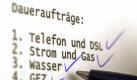 Checkliste für einen Girokontowechsel, oft übernimmt es aber die Bank. Foto: dpa