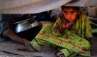 Ein kleines Mädchen lugt aus ihrem Zelt im pakistanischen Sukkur. Die Deutschen spenden nach anfänglichem Zögern nun doch mehr Geld für die Flutopfer in Pakistan.  Wie mehrere Hilfsorganisationen mitteilen, wuchsen die Spendeneingänge in den vergangenen Tagen deutlich. Foto: ap