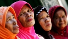 Indonesische Muslime warten auf die Verteilung von Hilfsgütern in dem vom Erdbeben betroffenen Dorf Kudu Gantiang, in Padang Pariaman, Indonesien. Zur Zeit besucht Japans Ministerpräsident Katsuya Okada die Region. Foto: ap