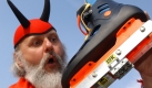Er hat nicht einen, er hat 17: Der Radfahrfreak Dieter Didi Senft baut verrückte Fahrräder. Zum Beispiel das längste (7,80 Meter) oder das höchste (3,70 Meter). Man kennt ihn sogar bei der Tour der France, weil er jedes Jahr in seinem Teufelskostüm an der Strecke tobt.

 Foto: dpa