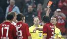 Zuvor war es auf dem Rasen in Köln rundgegangen. In einem hochdramatischen Spiel verlor Schiedsrichter Guido Winkmann etwas den Überblick und verteilte gleich drei Rote Karten. Ein wenig mehr Fingerspitzengefühl hätte hier gut getan. Foto: dapd