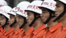 Chinesische Feuerwehrmänner demonstrieren der Öffentlichkeit, zum 60. Geburtstag Chinas, ihr Können und ihre Einsatzmöglichkeiten in Gefahrensituationen.
 Foto: ap