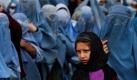 Ein Mädchen wartet gemeinsam mit anderen Frauen auf die Verteilung kostenloser Nahrungsrationen im Zentrum des World Food Program (WFP) in Kabul. Das Programm versorgte in den letzten vier Monaten Hunderttausende von Afghanen mit Essen. Die meisten Bedürftigen sind Witwen, Flüchtlinge, Behinderte und arme Familien.  Foto: dapd