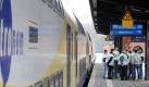 Frankfurt/Main. Die Lokführergewerkschaft GDL hat in der Nacht wie geplant ihren 48-Stunden-Streik bei den Bahn-Konkurrenten beendet. Es werde einige Zeit dauern, bis die Züge wieder da seien, wo sie hingehören, sagte Michael Krienke, der stellvertretender GDL-Bezirksvorstand in Frankfurt/Main. Die GDL hatte gestern einen Tarifabschluss mit der Deutschen Bahn erreicht und will die gleichen Bedingungen auch für die rund 6000 Lokführer der privaten Bahnen durchsetzen. Es drohen weitere Streiks. Foto: dpa