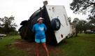 Dena Hickmann aus Saucier (USA) steht vor ihrem Trailer, der während des Tropensturms «Lee» auf die Seite geworfen wurde. Der Sturm überzog die US-Golfküste mit heftigen Regenfällen, verlor in der Nacht zu Montag aber an Stärke. Mittlerweile wurden alle Sturmwarnungen wieder aufgehoben. Foto: dapd