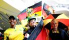 Schüler einer deutschen Schule im südafrikanischen Pretoria heißen die deutsche Nationalelf am Flughafen von Johannesburg willkommen. Das deutsche Fußballteam landet am Morgen in der südafrikanischen Stadt. Foto: dpa