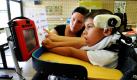 Der neunjährige Roberto wird in der Staatlichen Schule für Körperbehinderte in Markgröningen von seiner Lehrerin unterrichtet. Die Bemühungen um mehr gemeinsamen Unterricht von Behinderten und nicht Behinderten an den Schulen in Baden-Württemberg gehen zurück auf eine UN-Konvention über die Rechte Behinderter. Mit der Unterzeichnung des Dokuments hat Deutschland sich verpflichtet, Menschen mit Handicap genauso zu behandeln wie Menschen ohne Behinderung. Foto: dpa