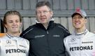 Teamchef Ross Brawn (M) posiert mit Michael Schumacher (r.) und Nico Rosberg. Foto: dpa