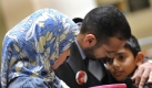 Vater Saad (M), Sohn Khaled (r), und Tochter Hend Algazar, links, aus Aegypten warten am Dienstag, 27. Oktober 2009, in Dresden, Sachsen, waehrend einer Verhandlungspause im Landgericht. Vor dem Dresdner Landgericht begann am Montag unter strengsten Sicherheitsvorkehrungen der Prozess gegen den mutmasslichen Moerder der Aegypterin Marwa El-Sherbini. Der 29-jaehrige Russlanddeutsche Alex W. soll am 1. Juli die Aegypterin Marwa El-Sherbini waehrend einer Verhandlung aus fremdenfeindlichen Motiven mit einem Messer getoetet und ihren Mann schwer verletzt haben. Foto: Matthias Rietschel +++(c) dpa - Bildfunk+++ Foto: dpa