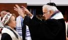 Rabbi Walter Jacob, Präsident des Abraham Geiger Kollegs, führt in der Synagoge Bamberg (Oberfranken) die Rabbinerordination von Antje Yael Deusel durch. Mit der 51-jährigen Medizinerin Deusel wird erstmals seit 1939 wieder das Amt des Rabbiners in der jüdischen Gemeinde in Bamberg besetzt. Sie ist zugleich die erste deutschstämmige Jüdin, die nach dem Holocaust in Deutschland zur Rabbinerin ausgebildet wurde.  Foto: dapd