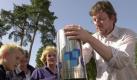 Der Meteorologe und TV-'Wetterfrosch' Jörg Kachelmann (r) setzt am Montag (05.05.2003) die Verkleidung eines Niederschlagmessgerätes auf dem Schulhof der Grundschule 'Friedrich Wolf' in Lehnitz bei Oranienburg auf. Beobachtet werden die Handgriffe von Jan Winkelmann (l) aus der 4. Klasse sowie von Hannelore Monte (M), Lehrerin für Geographie und Naturwissenschaften, die die neue Wetterstation als Hauptverantwortliche betreuen werden. Die neue Meteomedia-Station wird künftig Windstärke und -richtung, Temperatur, Schneehöhen, Bodentemperaturen sowie Niederschlagsmengen für den Kachelmann-Wetterdienst zur Verfügung stellen. Foto: Karlheinz Schindler dpa/lbn Foto: dpa