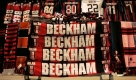 AC Milan soccer club scarves with the name of British soccer star David Beckham are seen outside the Milan San Siro stadium, Italy, Saturday, Dec. 20, 2008. Soccer's super couple, David and Victoria Beckham, are trading LA glamour for Italy's fashion, finance and soccer capital of Milan, as he prepares to kick off a three-month stint for AC Milan on loan from the Los Angeles Galaxy. The work starts after the Christmas holidays, with training camp in Dubai on Dec. 29. (AP Photo/Alberto Pellaschiar) Foto: ap