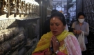 Nepalese women offer prayers at a temple in Katmandu, Nepal, Monday, Nov. 9, 2009. (AP Photo/Rafiq Maqbool) Foto: ap