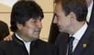 Spaniens Premier Jose Luis Rodriguez Zapatero (rechts) spricht mit Boliviens Präsident Evo Morales am Rande der Iboamerikanischen Zusammenkunft in Asuncion, Paraguay. Foto: dapd