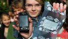 Die 14-jährige Sarah Kraus, Schülerin des Paul-Pfinzing-Gymnasiums im mittelfränkischen Hersbruck, ist, so wie 350 Mitschüler, entschlossen, eine Woche ohne ihr Handy aus zu kommen.  Vom Handyfasten versprechen sich die Schüler einen bewussteren Umgang mit den Mobiltelefonen.  Foto: dpa