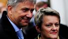 Berlins regierender Bürgermeister Klaus Wowereit (SPD) und Renate Künast (Grüne): Die grüne Bundestags-Fraktionschefin steht vor einer schwierigen Entscheidung: Im Land Berlin ist ihre Partei derart beflügelt, dass die Möglichkeit besteht, bei der Wahl des Abgeordnetenhauses im Herbst 2011 stärkste Kraft zu werden und erstmals den Regierungschef zu stellen. Foto: dapd