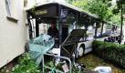 Das hätte auch schlimmer ausgehen können: An einer Hauswand endet in Potsdam ziemlich unsanft die Betriebsfahrt eines Busses. Die Fahrerin verlor vermutlich nach einem Reifenschaden die Kontrolle über das Fahrzeug und rutschte über Geh- und Fahrradweg direkt in das Wohnhaus. Nach Polizeiangaben wurde dabei niemand verletzt. Foto: dpa