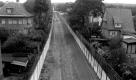 Nicht nur Familien, sondern auch ganze Dörfer teilt die Mauer, wie hier in Klein-Glienicke bei Potsdam. Der Stadtteil gehört zur DDR, liegt aber geografisch in West-Berlin - jahrzehntelang ist er darum nur über eine Brücke von Babelsberg aus zu erreichen. Foto: dapd