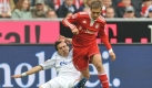 Bayerns Philip Lahm (r) spielt nach seiner Kritik den Schalker Vicente Sanchez aus. Foto: dpa