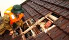 Eine vietnamesische Frau bricht vor Erleichterung in Tränen aus, als sie endlich aus ihrem gefluteten Haus in der Provinz Ha Tinh gerettet wird. Nach starkem Regen in den vergangenen Tagen sind bei Überschwemmungen mehr als 30 Menschen ums Leben gekommen. Foto: dapd