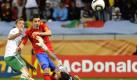Spain's David Villa, second from left, scores a goal past Portugal goalkeeper Eduardo, right, during the World Cup round of 16 soccer match between Spain and Portugal at the Green Point stadium in Cape Town, South Africa, Tuesday, June 29, 2010. (AP Photo/Daniel Ochoa de Olza) Foto: ap
