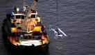 Ein Bergungsschiff hebt einen Helikopter aus dem East River in New York. Kurz nach Start stürzte dieser in den Fluss. Vier Menschen wurden bei dem Unfall verletzt, eine Frau kam ums Leben. Rettungskräfte bargen sie aus 15 Metern Tiefe. Foto: dapd