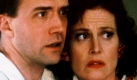 Mit ängstlichem Blick sucht die nach Status und Ansehen gierige Daisy Quimp (Sigourney Weaver) im neuen Kinofilm 'Cuba libre - Dümmer als die CIA erlaubt' (Szenenfoto) Zuflucht bei ihrem Mann Allen (Douglas McGrath). Von der Geltungssucht seiner Frau verrückt gemacht, greift Allen zu einer Lüge: Er behauptet, CIA-Agent zu sein. Hingerissen von der sensationellen Neuigkeit weiht Daisy ihre Freundinnen und hunderte Vertraute ein. Schließlich sieht die CIA keine andere Möglichkeit mehr, als Quimp nach Kuba zu schicken, um sich seiner zu entledigen. Doch plötzlich muss der selbst ernannte Spion als wirklicher CIA-Geheimagent arbeiten. Starttermin der Komödie von Douglas McGrath: 11.07.2002. dpa (zu dpa-Kinostarts am 07.07.2002) Foto: dpa